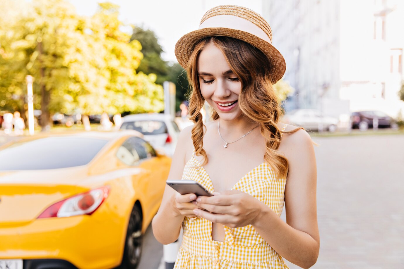 debonair-girl-with-trendy-hairstyle-calling-someone-while-standing-street-outdoor-portrait-magnificent-caucasian-woman-straw-hat_197531-10513